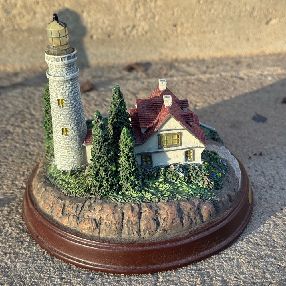 Charming Lighthouse and Cottage Figurine‎